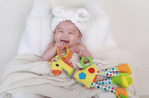 玉环四个月宝宝揉眼睛